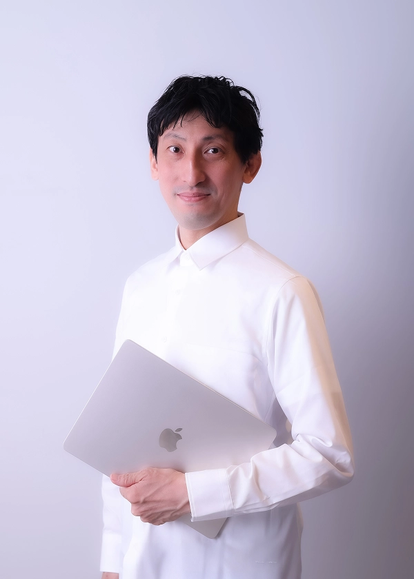 ゆいめデザイン代表 こんのさとしのポートレート