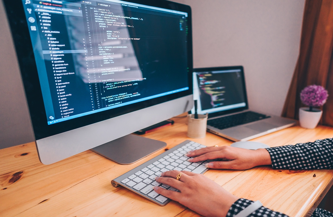パソコンでコーディングをするエンジニア