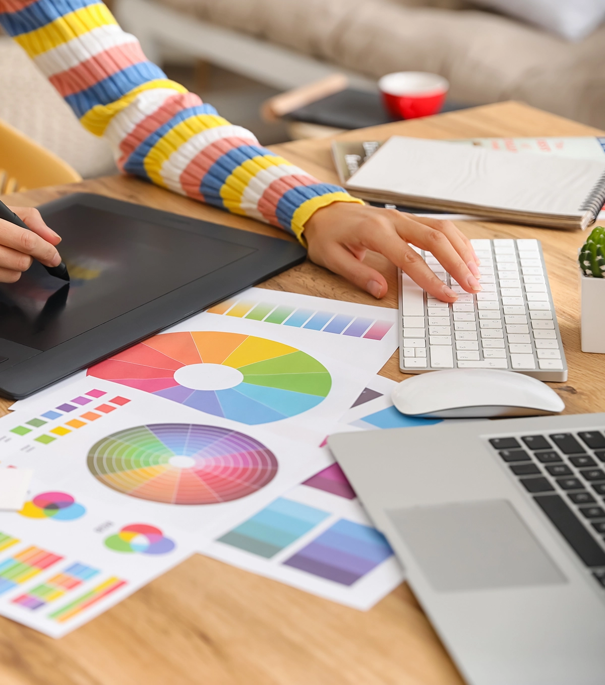 机に並んだ色見本や色相環