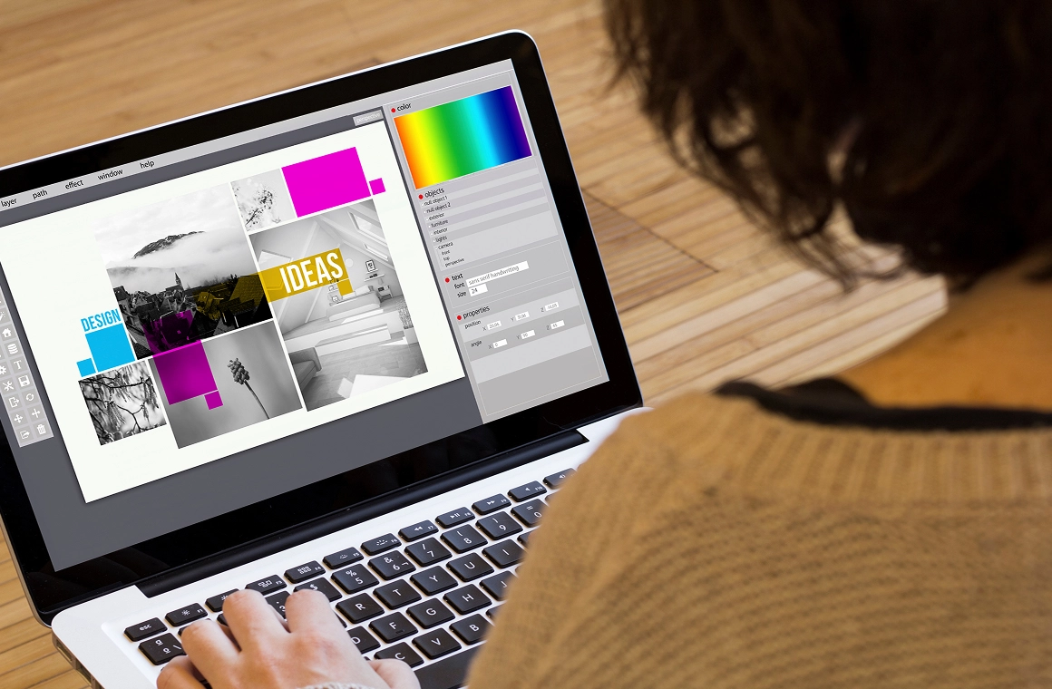 ノートパソコンでWebサイトをデザインするデザイナー